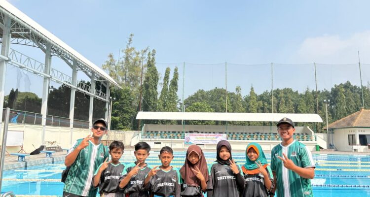 Andi Catra Ratnanggadi (paling kanan) bersama kontingen renang Kecamatan Driyorejo dan Perwakilan KKG PJOK Driyorejo dalam ajang O2SN Tingkat Kabupaten