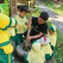 Muhammad Azka Wijaya bersama kelompoknya dari TK Aisyiyah 49 Griya Kencana Gresik saat menumbuk daun cincau menggunakan alu dan lumpang pada kegiatan studi visit di Sekolah Ndeso (Elisyah Susanty/GIRIMU.COM)