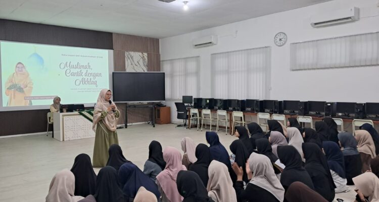 SMP Muhammadiyah 12 GKB gelar Baitul Arqam untuk siswi kelas VIII, fokus pada pembentukan karakter muslimah berakhlak mulia di tengah tantangan era digital.