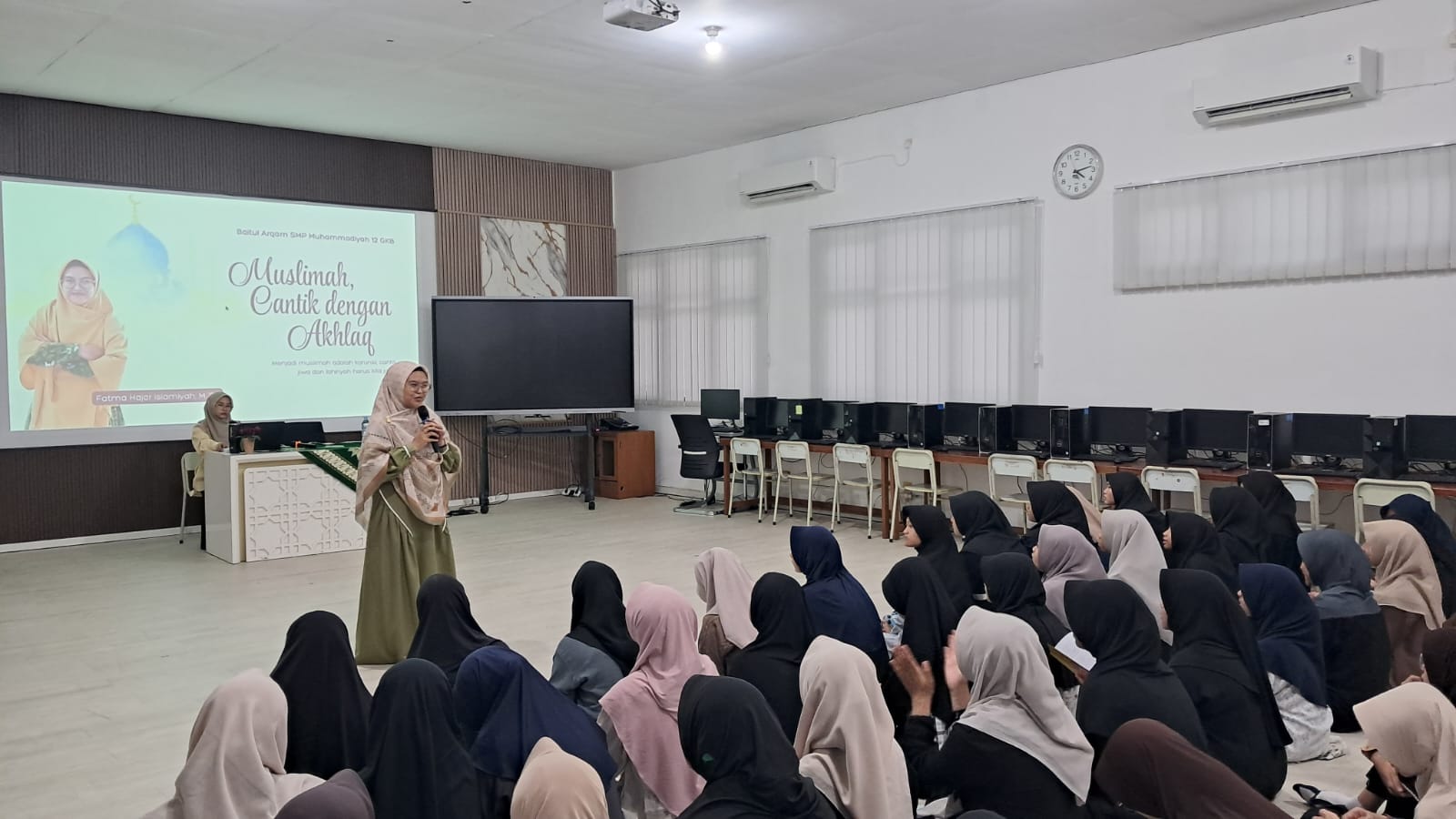 SMP Muhammadiyah 12 GKB gelar Baitul Arqam untuk siswi kelas VIII, fokus pada pembentukan karakter muslimah berakhlak mulia di tengah tantangan era digital.