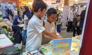 Poster prototype digital berbasis canva dan audio story book Gemini AI yang menceritakan pengalaman siswa selama mengikuti projek dipamerkan dalam STEM Fest Aqua Farming
