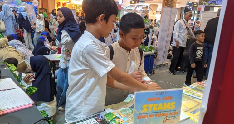 Poster prototype digital berbasis canva dan audio story book Gemini AI yang menceritakan pengalaman siswa selama mengikuti projek dipamerkan dalam STEM Fest Aqua Farming