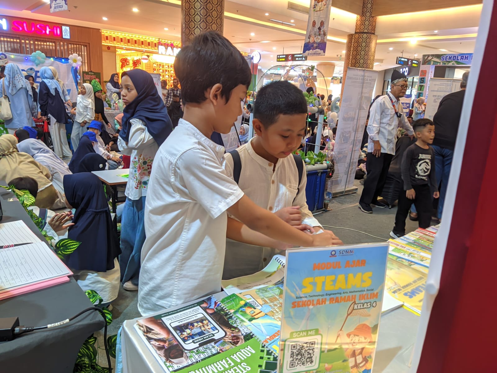 Poster prototype digital berbasis canva dan audio story book Gemini AI yang menceritakan pengalaman siswa selama mengikuti projek dipamerkan dalam STEM Fest Aqua Farming