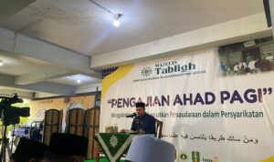 Siswa Smamio, Kevin Putra Fahardika, melantunkan Surat Ali Imran 144-146 sebagai pembuka Pengajian Ahad Pagi PDM Gresik di Gedung Dakwah, Ahad (3/5).