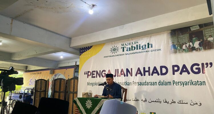 Siswa Smamio, Kevin Putra Fahardika, melantunkan Surat Ali Imran 144-146 sebagai pembuka Pengajian Ahad Pagi PDM Gresik di Gedung Dakwah, Ahad (3/5).