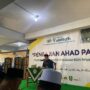 Siswa Smamio, Kevin Putra Fahardika, melantunkan Surat Ali Imran 144-146 sebagai pembuka Pengajian Ahad Pagi PDM Gresik di Gedung Dakwah, Ahad (3/5).