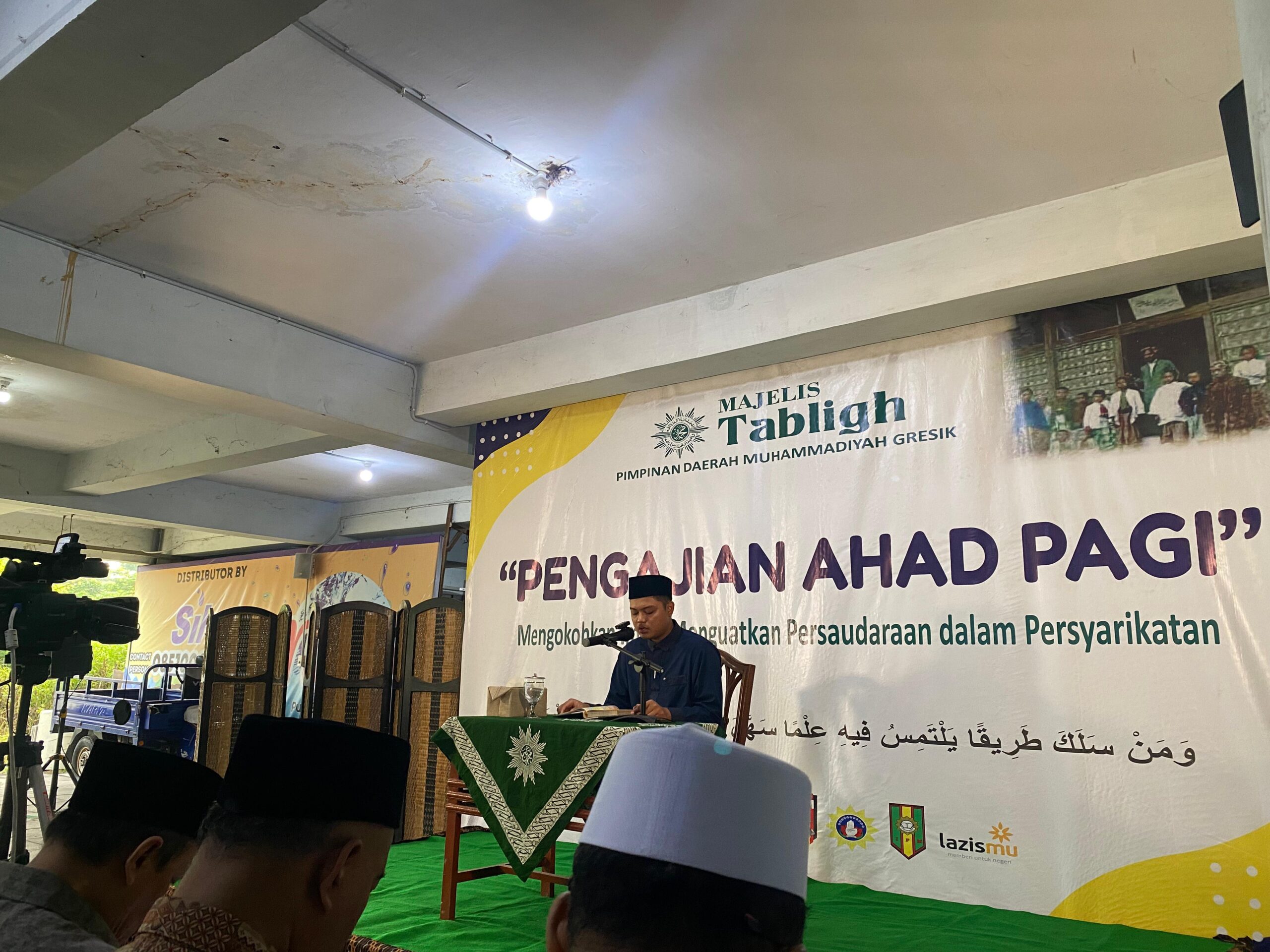 Siswa Smamio, Kevin Putra Fahardika, melantunkan Surat Ali Imran 144-146 sebagai pembuka Pengajian Ahad Pagi PDM Gresik di Gedung Dakwah, Ahad (3/5).