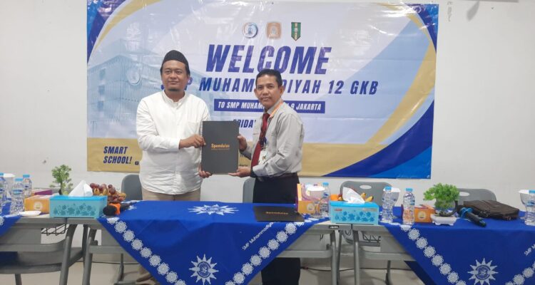 epala SMP Mulan, Amrillah M.Pd. dan Waka Kesiswaan Spemdalas, Ichwan Arif, M. Hum berfoto