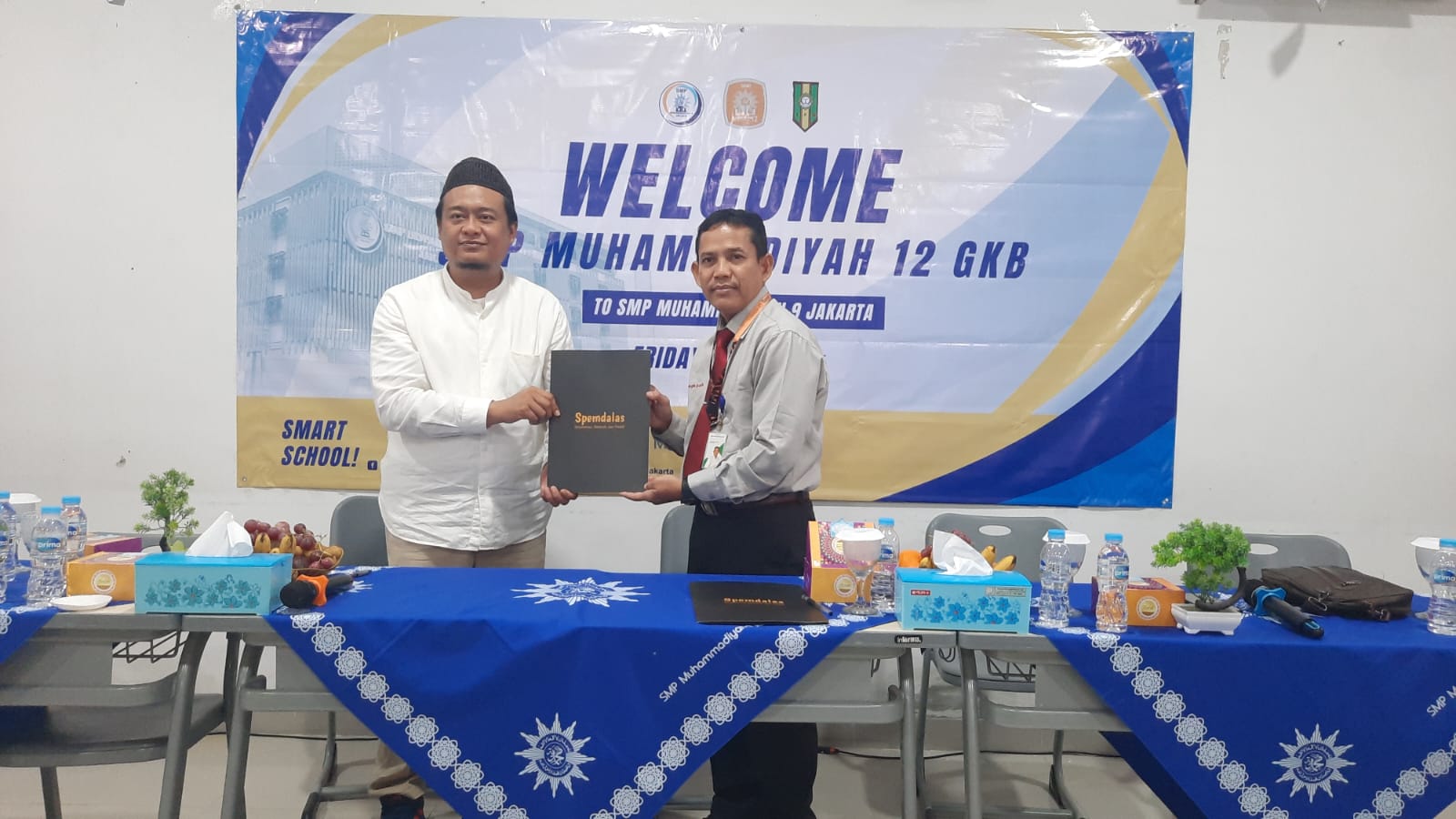 epala SMP Mulan, Amrillah M.Pd. dan Waka Kesiswaan Spemdalas, Ichwan Arif, M. Hum berfoto
