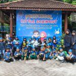 Tim Blue preschool SD Almadany berpose di depan gazabo sekolah Sabtu (20/6/2026)