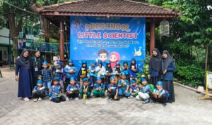 Little Tim Blue preschool SD Almadany berpose di depan gazabo sekolah Sabtu (20/6/2026)