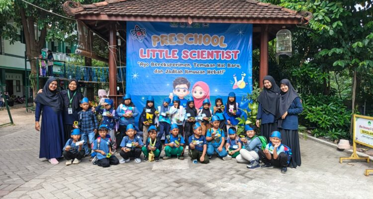 Little Tim Blue preschool SD Almadany berpose di depan gazabo sekolah Sabtu (20/6/2026)