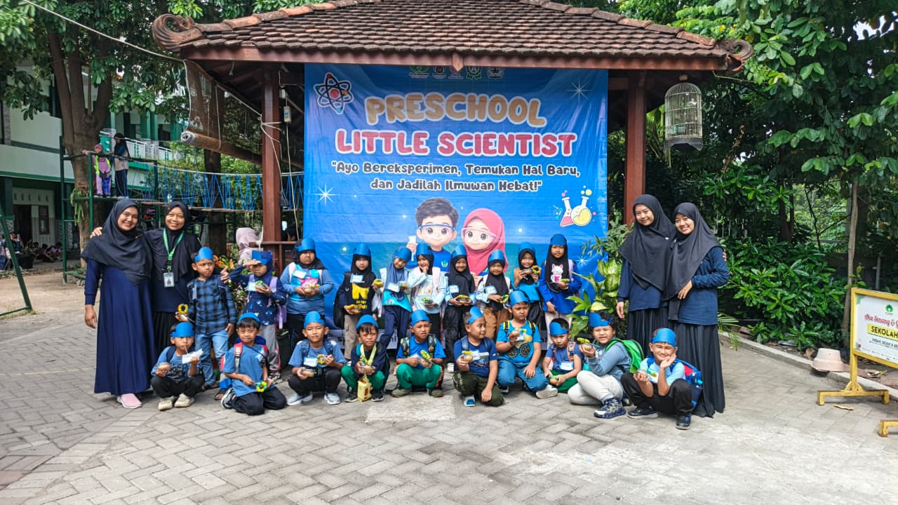 Little Tim Blue preschool SD Almadany berpose di depan gazabo sekolah Sabtu (20/6/2026)