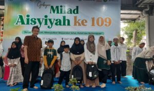 Ketua PCM GKB (kiri) dan Kerua PCA GKB (kanan) berfoto setelah santunan anak yatim
