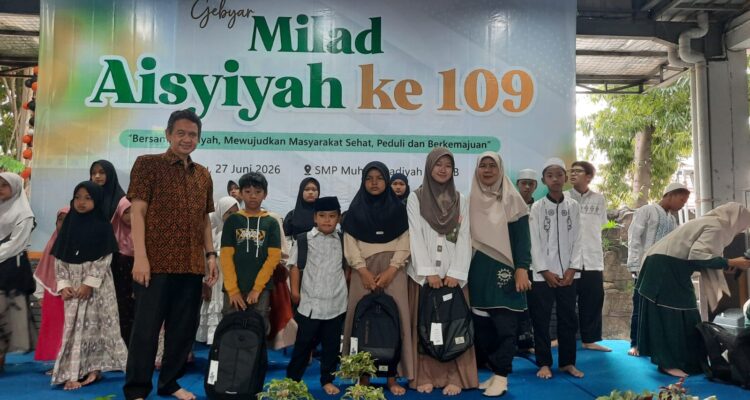 Ketua PCM GKB (kiri) dan Kerua PCA GKB (kanan) berfoto setelah santunan anak yatim