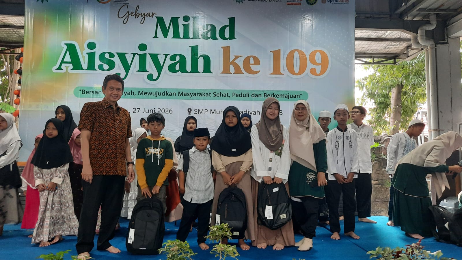 Ketua PCM GKB (kiri) dan Kerua PCA GKB (kanan) berfoto setelah santunan anak yatim