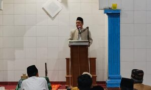 Foto H. hasan Abidin, M.Pd saat menyampaiakn tausiyah pada agenda Safari Subuuh di Masjid Al Iman Qonaah Mojosarirejo, Driyorejo gresik (Elisyah Susanty/Girimu.com)
