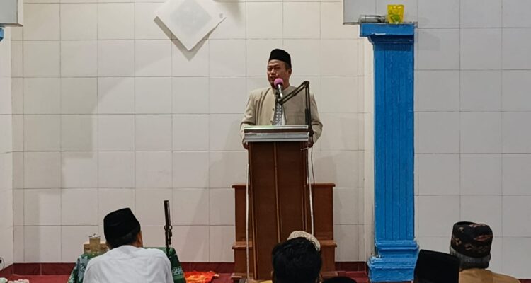Foto H. hasan Abidin, M.Pd saat menyampaiakn tausiyah pada agenda Safari Subuuh di Masjid Al Iman Qonaah Mojosarirejo, Driyorejo gresik (Elisyah Susanty/Girimu.com)