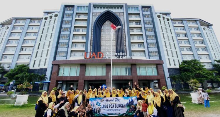 Peserta Napak Tilas pada Puncak Peringatan Milad 'Aisyiyah ke-109 di PCA Bungah, Gresik saat tiba di hamalan Kampus Universitas Ahmad Dahlan Yogyakarta, Sabtu, 27/6/2026. (Alkafiah/GIRIMU.COM)