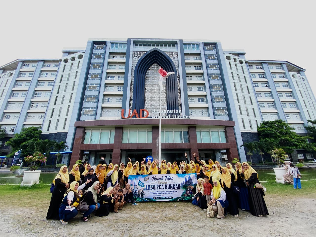 Peserta Napak Tilas pada Puncak Peringatan Milad 'Aisyiyah ke-109 di PCA Bungah, Gresik saat tiba di hamalan Kampus Universitas Ahmad Dahlan Yogyakarta, Sabtu, 27/6/2026. (Alkafiah/GIRIMU.COM)