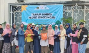 PCA, PCM, KL Lazismu Cerme Menanam Pohon di Klinik Muhammadiyah Cerme