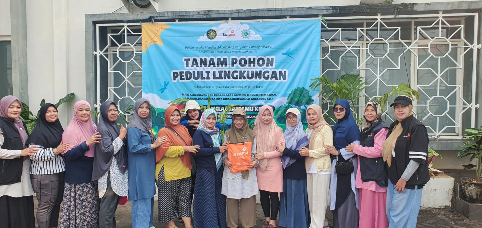 PCA, PCM, KL Lazismu Cerme Menanam Pohon di Klinik Muhammadiyah Cerme