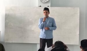 Ust Wafiqul Mizan memberikan ceramah agama acara tahun baru Hijriyah 1448 di SD Al Islam Cerme