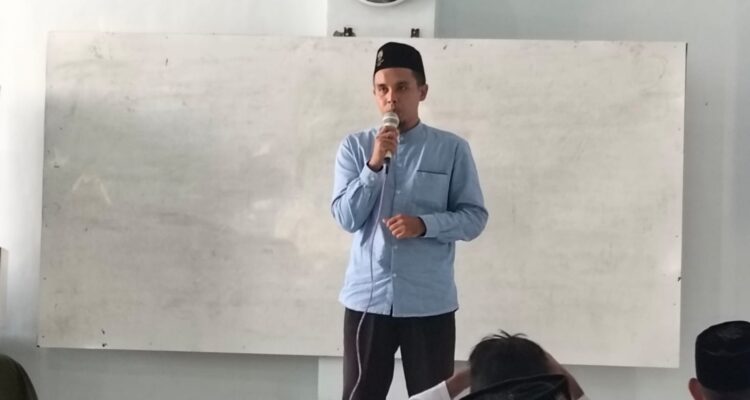 Ust Wafiqul Mizan memberikan ceramah agama acara tahun baru Hijriyah 1448 di SD Al Islam Cerme