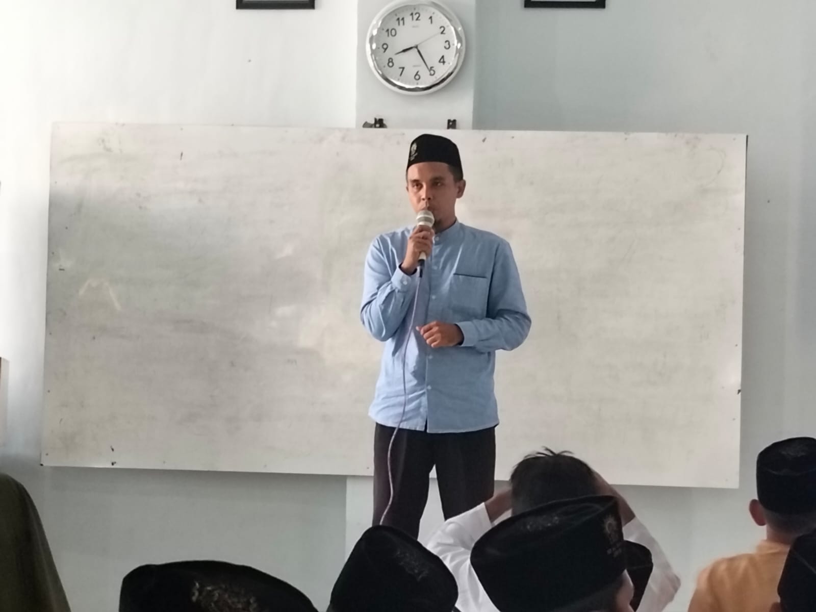 Ust Wafiqul Mizan memberikan ceramah agama acara tahun baru Hijriyah 1448 di SD Al Islam Cerme