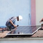 Tim teknis UGM sedang melakukan isntalasi panel surya di tengah terik matahari yang menyinari SMP Aisyiyah Sukabumi, Kamis 11 Juni 2026. (Foto: Fajar/Lentera Hijau Indonesia)