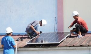 Tim teknis UGM sedang melakukan isntalasi panel surya di tengah terik matahari yang menyinari SMP Aisyiyah Sukabumi, Kamis 11 Juni 2026. (Foto: Fajar/Lentera Hijau Indonesia)
