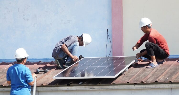 Tim teknis UGM sedang melakukan isntalasi panel surya di tengah terik matahari yang menyinari SMP Aisyiyah Sukabumi, Kamis 11 Juni 2026. (Foto: Fajar/Lentera Hijau Indonesia)