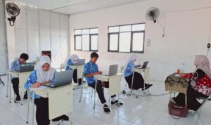 Siswa sedang mengerjakan soal olimpiade sains nasional, (Linda Nur Fitria/girimu.com)