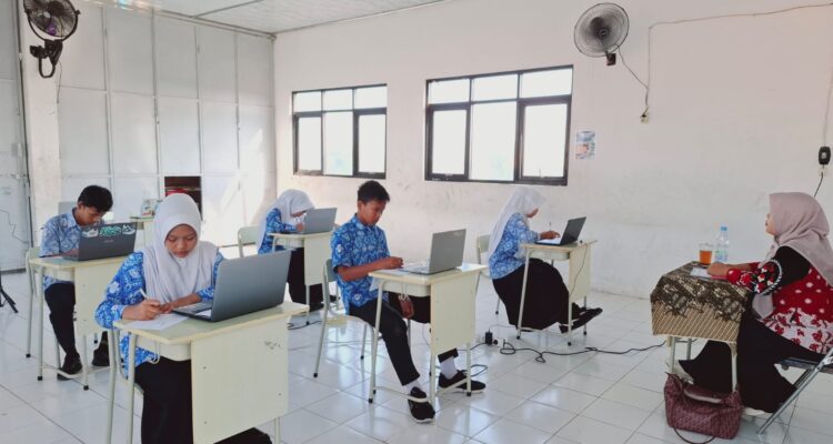 Siswa sedang mengerjakan soal olimpiade sains nasional, (Linda Nur Fitria/girimu.com)