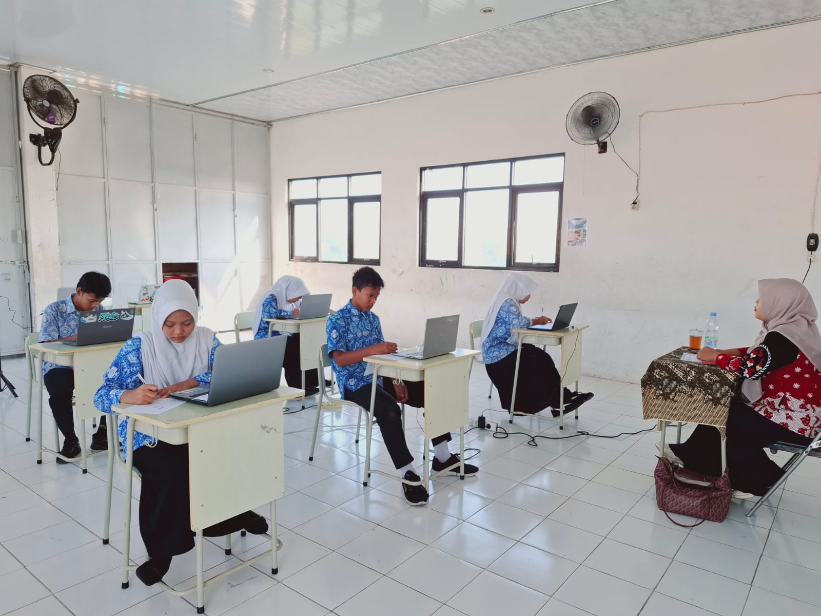 Siswa sedang mengerjakan soal olimpiade sains nasional, (Linda Nur Fitria/girimu.com)