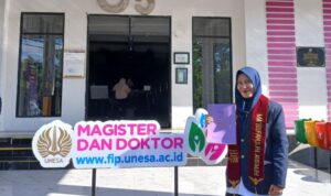 Foto Ma'rufah, S.Pd, M.Pd selaku Ketua PD IGABA Gresik usai jalani sidang tesis di Universitas Negeri Surabaya (Elisyah Susanty/GIRIMU.COM)