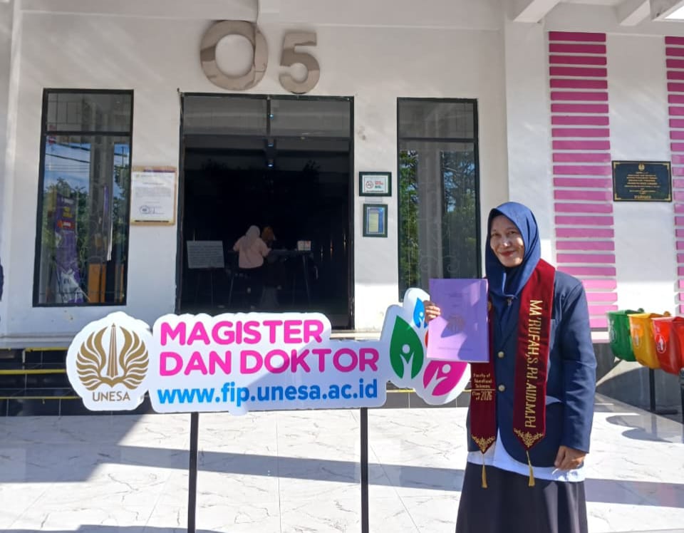Foto Ma'rufah, S.Pd, M.Pd selaku Ketua PD IGABA Gresik usai jalani sidang tesis di Universitas Negeri Surabaya (Elisyah Susanty/GIRIMU.COM)