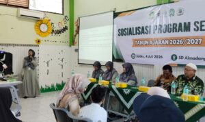 WhatsApp Image 2026-07-05 at 19.06.34 Kepala SD Almadany Lilik Isnawati menyampaikan program sekolah ke wali murid baru Sabtu (4/7/2026)