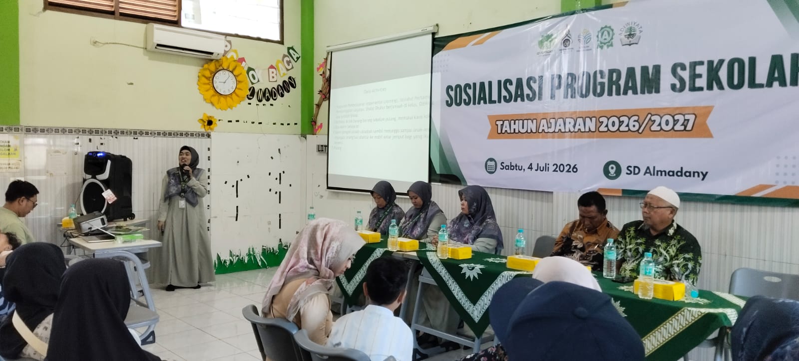 Kepala SD Almadany Lilik Isnawati menyampaikan program sekolah ke wali murid baru Sabtu (4/7/2026)