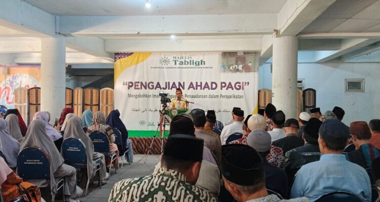 Dr. H. Piet Khaidir menyampaikan bahaya perilaku LGBTQ pada Pengajian Ahad Pagi di Gedung Dakwah PDM Gresik Ahad (5/7/2026)