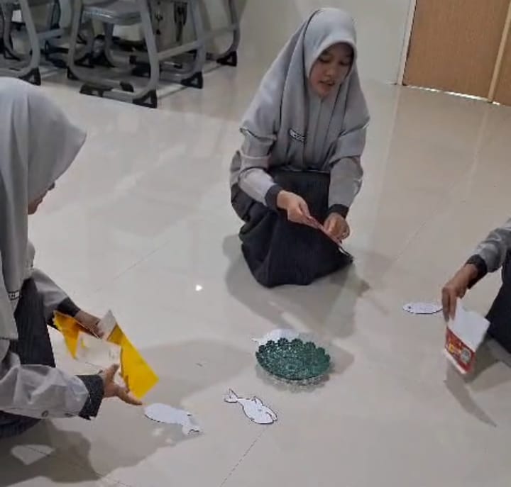 Serunya bermain catch the fish rangkaian matrikulasi siswa GAC Smamio
