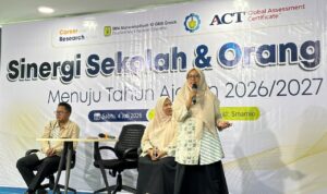 Dr Anis Shofatun S Si, M. Pd. Waka kurikulum Smamio menjelaskan pilar sinergi ke wali siswa