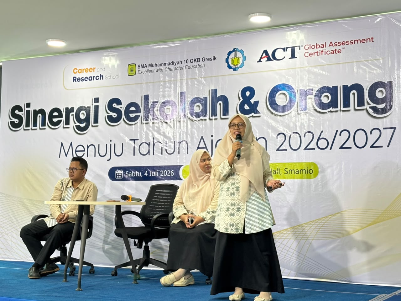 Dr Anis Shofatun S Si, M. Pd. Waka kurikulum Smamio menjelaskan pilar sinergi ke wali siswa