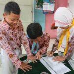 Tim UKS dan IPM SD Muhamamdiyah 1 Driyorejo Gresik saat melakukan pemeriksaan kesehatan kuku tangan, kuku kaki, dan gigi siswa (Elisyah Susanty/GIRIMU.COM)