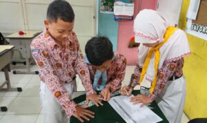 momenmu Tim UKS dan IPM SD Muhamamdiyah 1 Driyorejo Gresik saat melakukan pemeriksaan kesehatan kuku tangan, kuku kaki, dan gigi siswa (Elisyah Susanty/GIRIMU.COM)