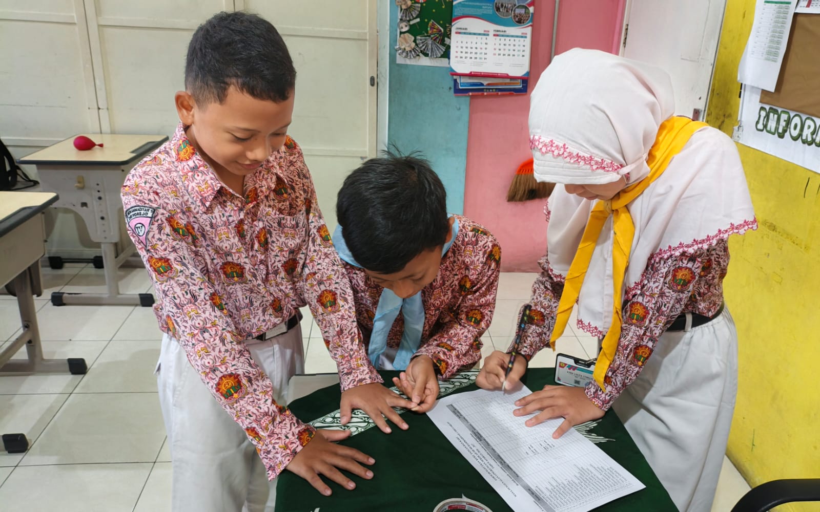 Tim UKS dan IPM SD Muhamamdiyah 1 Driyorejo Gresik saat melakukan pemeriksaan kesehatan kuku tangan, kuku kaki, dan gigi siswa (Elisyah Susanty/GIRIMU.COM)