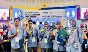 Dari kiri ke kanan: M Ainun Naim, Azzam Al Faruq, Desy Suryani, Rohmawati, Khotimatul Husnah, berpose setelah menerima penghargaan.