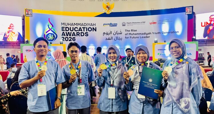 Dari kiri ke kanan: M Ainun Naim, Azzam Al Faruq, Desy Suryani, Rohmawati, Khotimatul Husnah, berpose setelah menerima penghargaan.