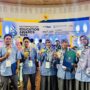 Dari kiri ke kanan: M Ainun Naim, Azzam Al Faruq, Desy Suryani, Rohmawati, Khotimatul Husnah, berpose setelah menerima penghargaan.