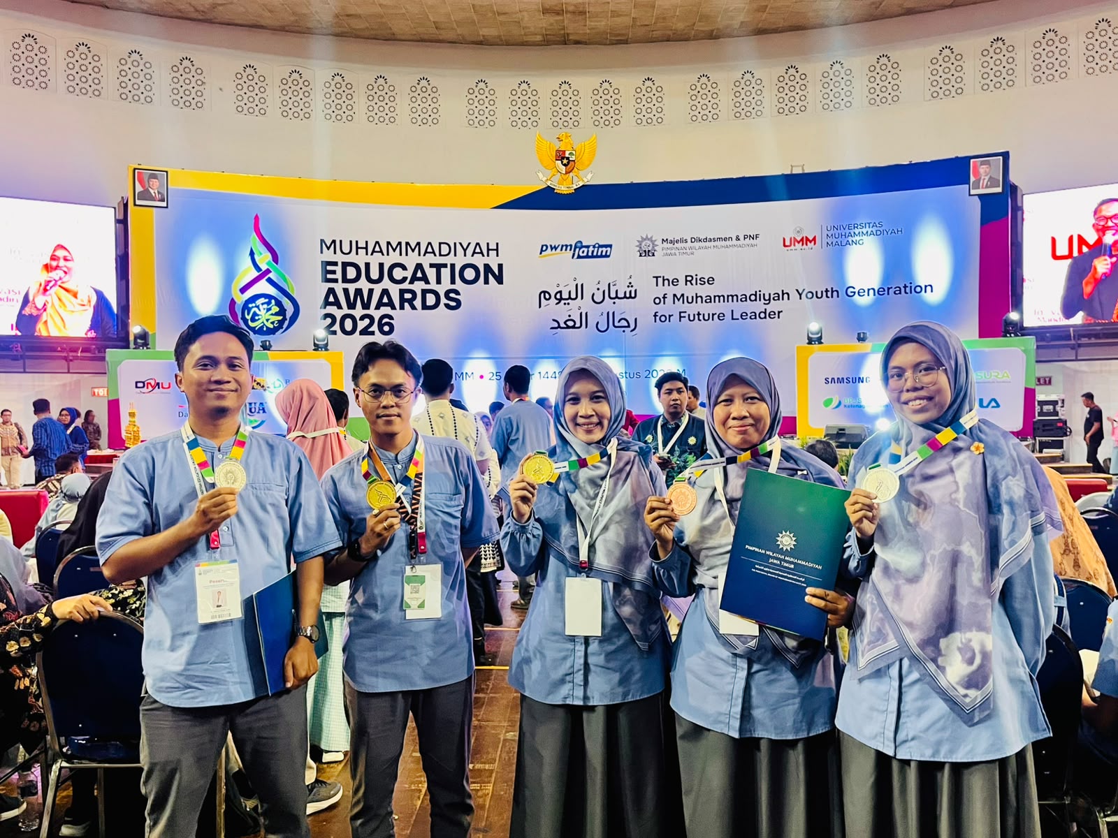 IMG-20260810-WA0003 Dari kiri ke kanan: M Ainun Naim, Azzam Al Faruq, Desy Suryani, Rohmawati, Khotimatul Husnah, berpose setelah menerima penghargaan.